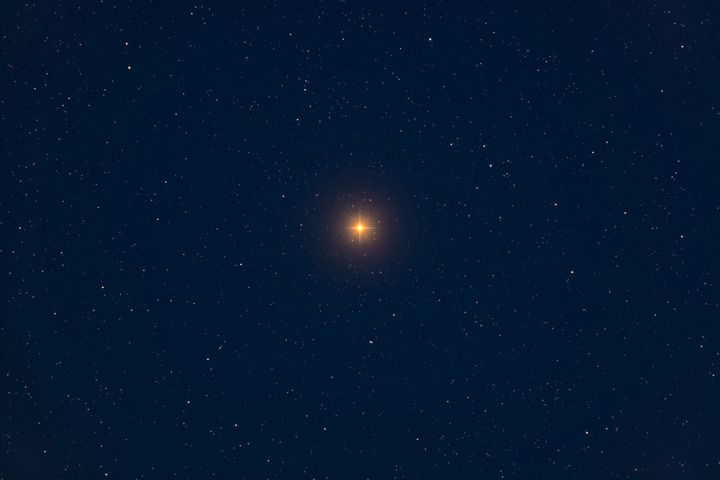 Ένα κοντινό πλάνο του Μπετελγκέζ στον Ωρίωνα, τραβηγμένο στο φως του φεγγαριού.