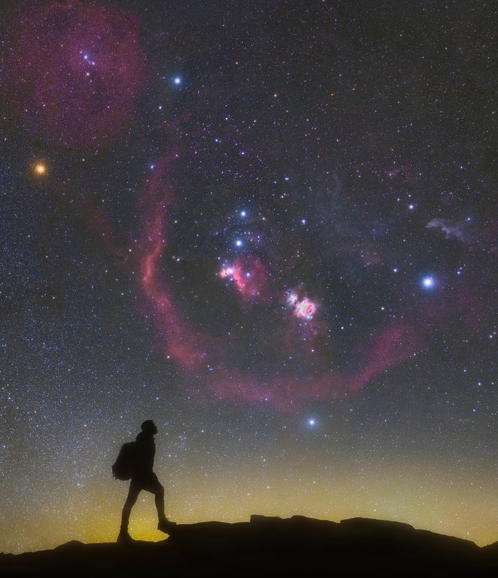 Η φιγούρα ενός ανθρώπου που στέκεται κάτω από τον αστερισμό του Ωρίωνα στην Αλμερία (Ανδαλουσία, Νότια Ισπανία).