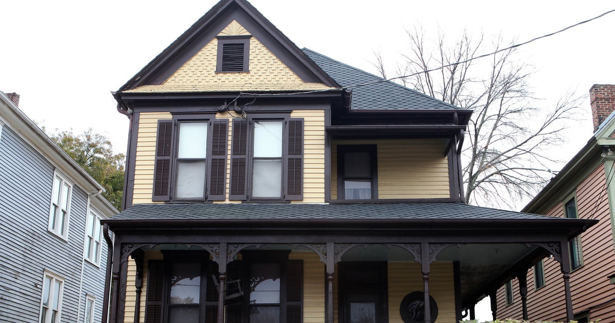 NextImg:Bystanders Stop Woman Pouring Gas On Martin Luther King Jr.'s Birth Home: Cops