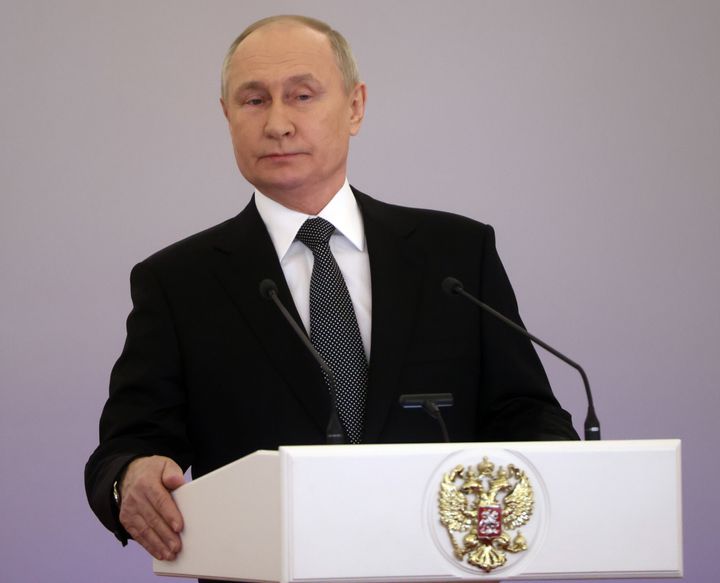 Ο Ρώσος πρόεδρος Βλαντιμίρ Πούτιν μιλάει στο Μεγάλο Παλάτι του Κρεμλίνου κατά τη διάρκεια της τελετής απονομής βραβείων για την Ημέρα των Ηρώων της Ρωσίας στις 8 Δεκεμβρίου 2023, στη Μόσχα, Ρωσία. Ο Πούτιν δήλωσε μετά την τελετή, ότι θα θέσει εκ νέου υποψηφιότητα για πρόεδρος στις εκλογές του 2024.