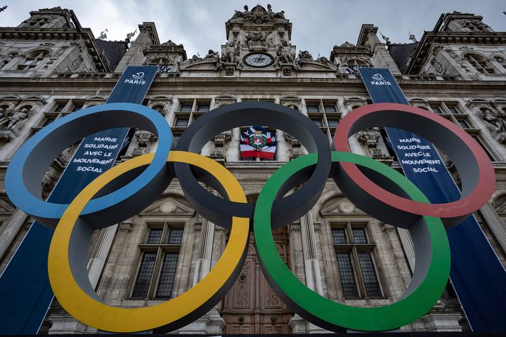 Οι Ολυμπιακοί δακτύλιοι μπροστά από το Δημαρχείο του Παρισιού, στο Παρίσι, Κυριακή 30 Απριλίου 2023. Ορισμένοι Ρώσοι αθλητές θα επιτραπεί να αγωνιστούν στους Ολυμπιακούς Αγώνες του 2024 στο Παρίσι, δήλωσε η ΔΟΕ την Παρασκευή, 8 Δεκεμβρίου 2023, σε μια απόφαση που αφαίρεσε την επιλογή της γενικής απαγόρευσης λόγω της εισβολής στην Ουκρανία.