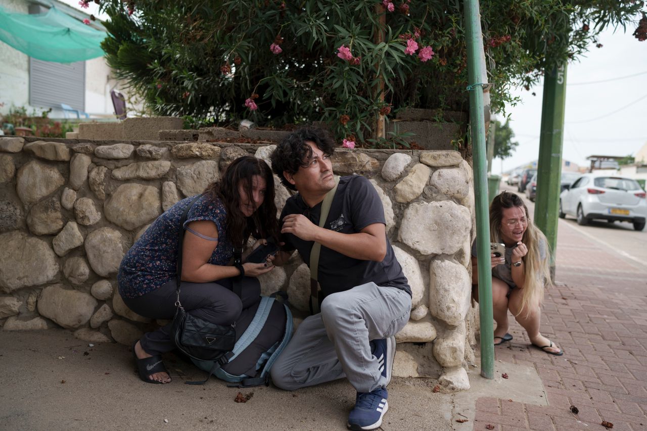 Ισραηλινοί στην πόλη Ασκελόν σκύβουν στο άκουσμα της σειρήνας για επικείμενη επίθεση με πυραύλους από τη Γάζα. Μια νεαρή κοπέλα ουρλιάζει από τον φόβο της.