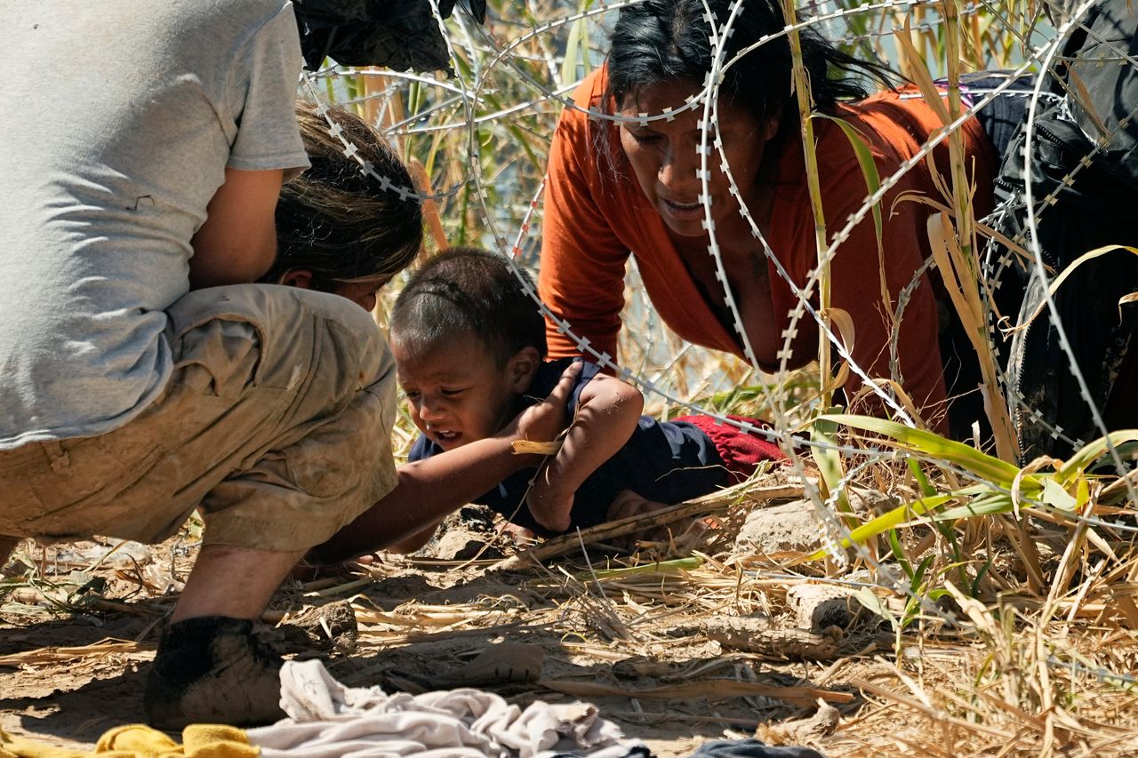 Μετανάστες, μεταξύ των οποίων και μωρά, προσπαθούν να περάσουν κάτω από τα συρματοπλέγματα στα σύνορα Μεξικού-ΗΠΑ (21 Σεπτεμβρίου 2023)