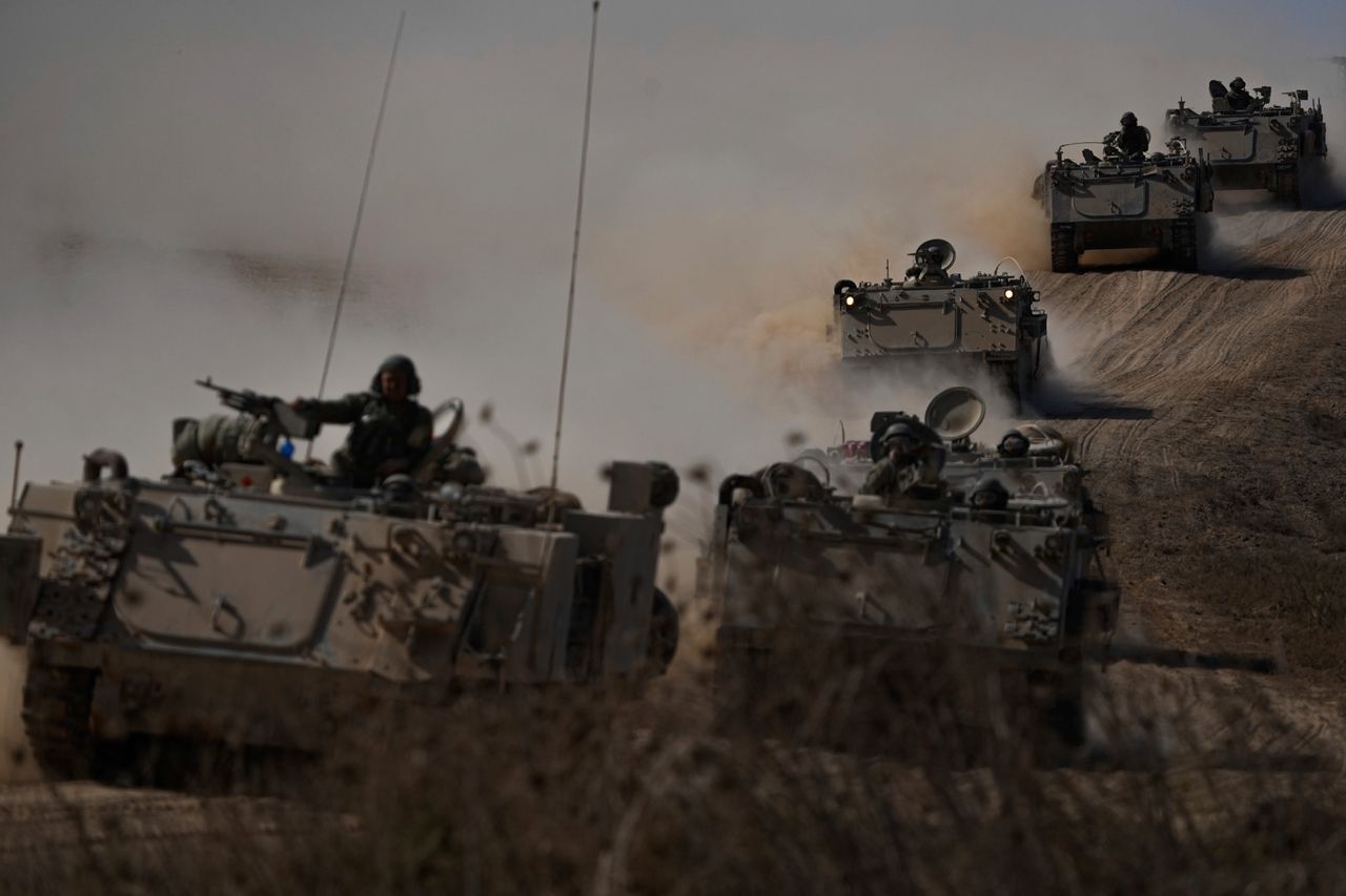 Ισραηλινά στρατεύματα επελαύνουν στη Γάζα.