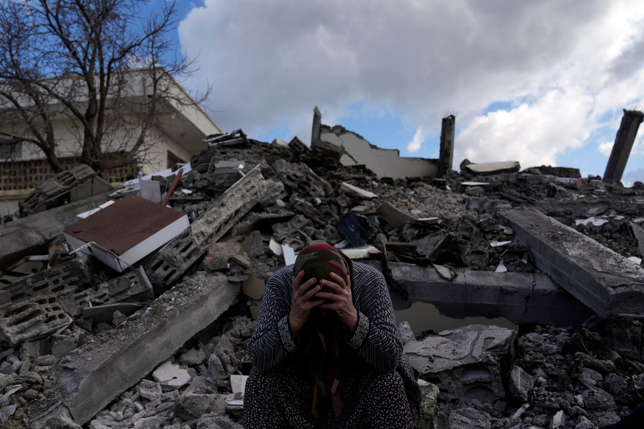 Μια γυναίκα απαρηγόρητη στα ερείπια του σπιτιού της μετά τον ισοπεδωτικό σεισμό στην νοτιοανατολική Τουρκία τον Φεβρουάριο.