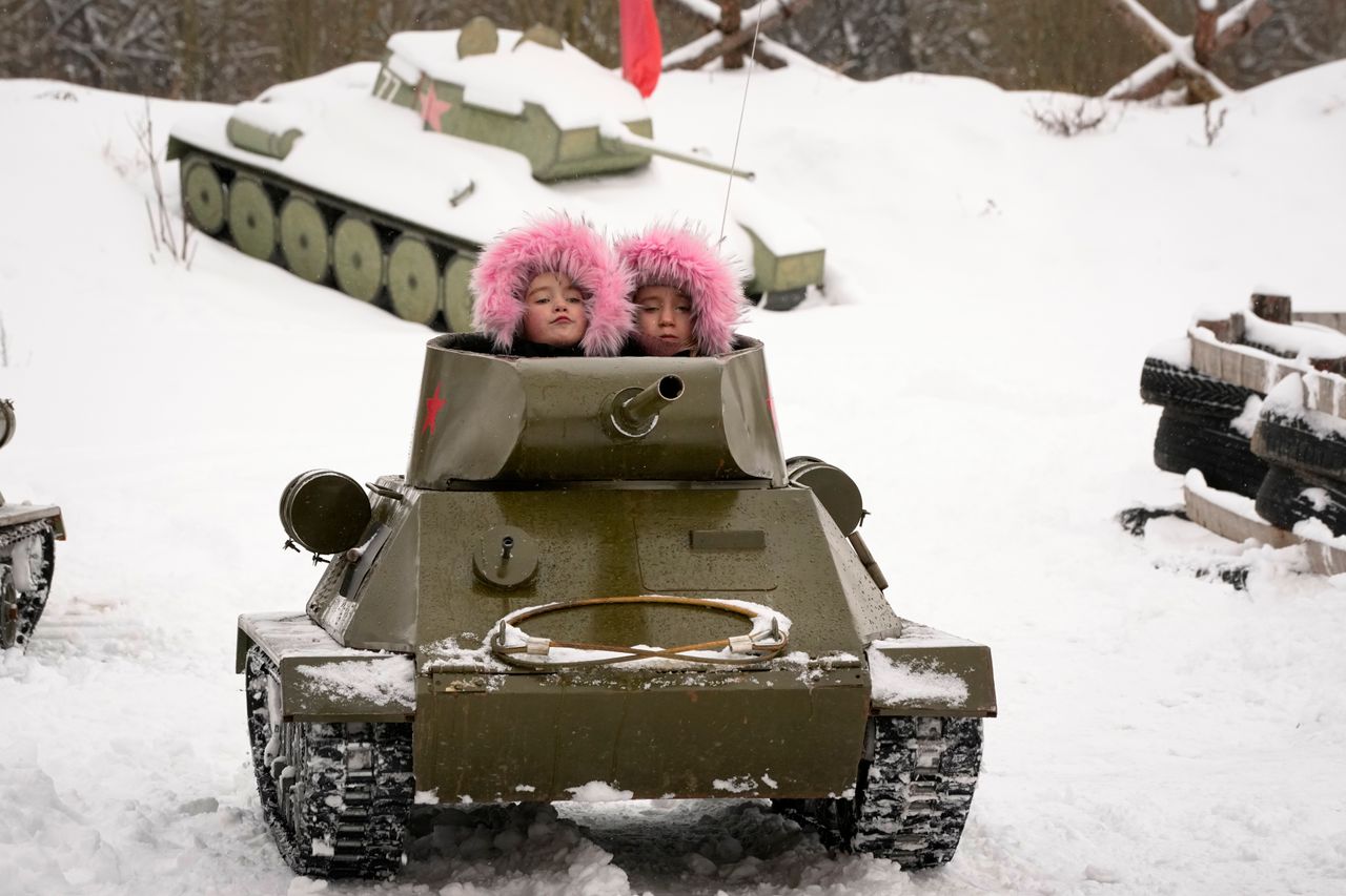 Παιδιά στην Αγία Πετρούπολη της Ρωσίας απολαμβάνουν τη βόλτα τους σε «παιχνίδι»-ομοίωμα σοβιετικού τανκ του Β΄ Παγκοσμίου Πολέμου, την ώρα που μαίνεται ο πόλεμος με την Ουκρανία.