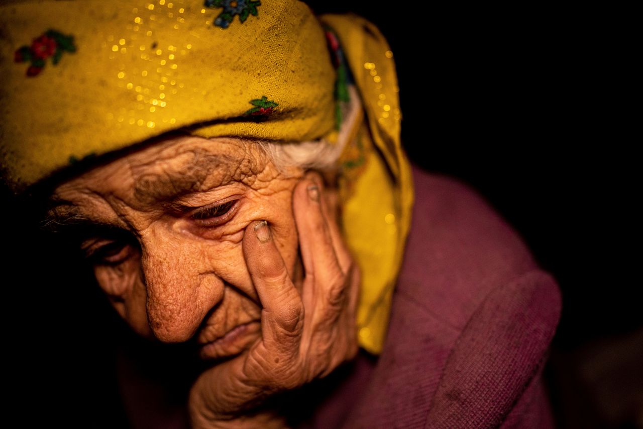 Η Νίνα Γκοντσάρ, 93 ετών, κάθεται μέσα στο κατεστραμμένο από τις ρωσικές δυνάμεις σπίτι της, στο χωριό Bogorodychne της Ουκρανίας.