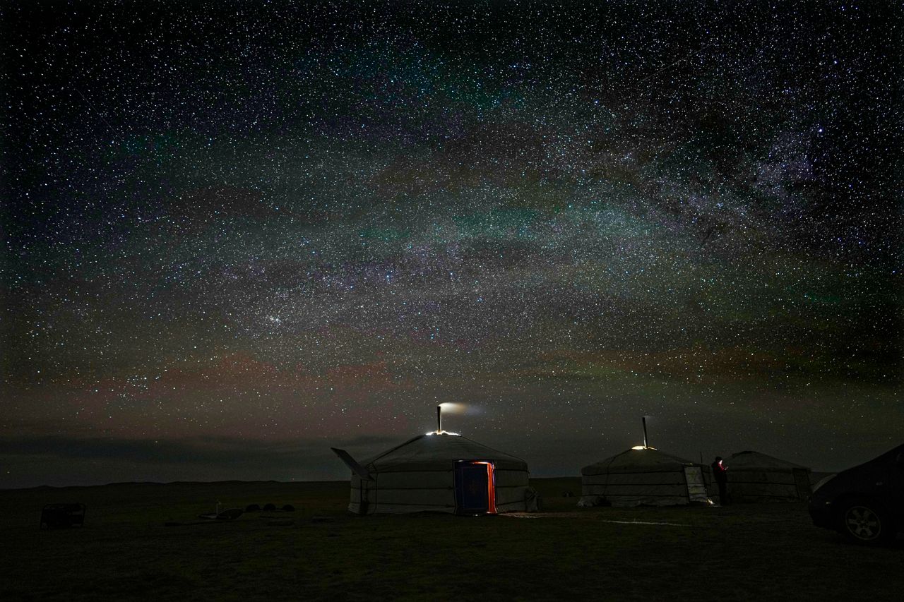 Εναστρος νυχτερινός ουρανός φωτίζει τις σκηνές νομάδων στην περιοχή Munkh-Khaan, στα βάθη της Μογγολίας - 16 Μαΐου 2023.