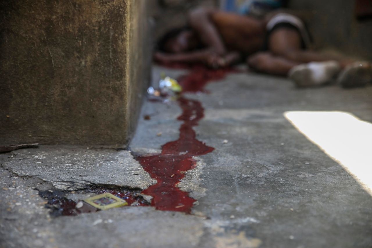 Η σορός του Αϊτινού κωμικού «Sexy» κείτεται στο έδαφος μετά τη δολοφονία του από αγνώστους στο Πορτ-ο-Πρενς.