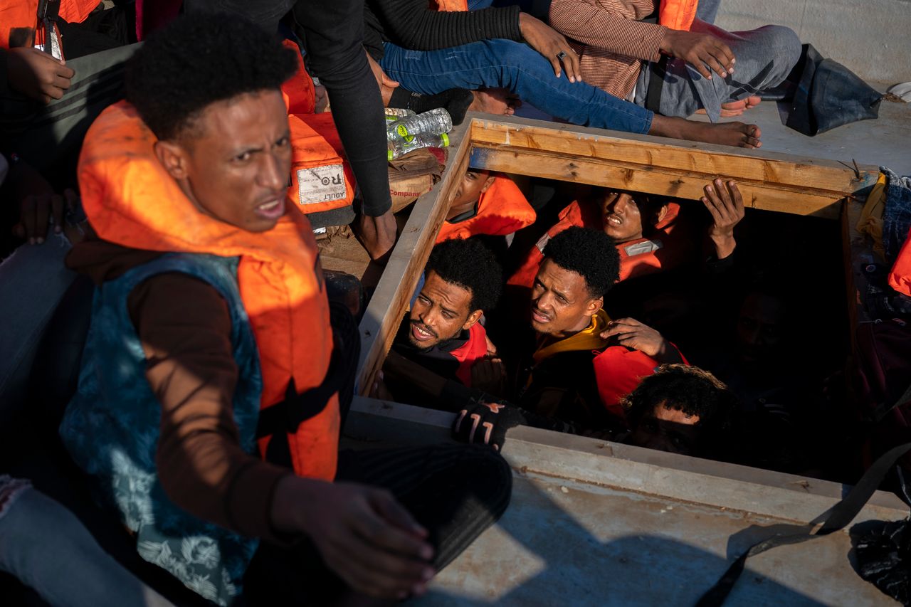 Μετανάστες από την Ερυθραία, τη Λιβύη και το Σουδάν στοιβαγμένοι σε ξύλινη βάρκα στη Μεσόγειο θάλασσα.