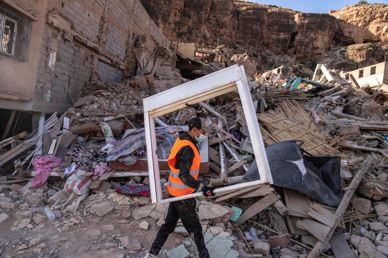 Εθελοντής μαζεύει ό,τι μπορεί μετά τον φονικό σεισμό των 7 ρίχτερ με πάνω από 2.500 νεκρούς στην πόλη Imi N'tala του Μαρόκου - 13 Σεπτεμβρίου.