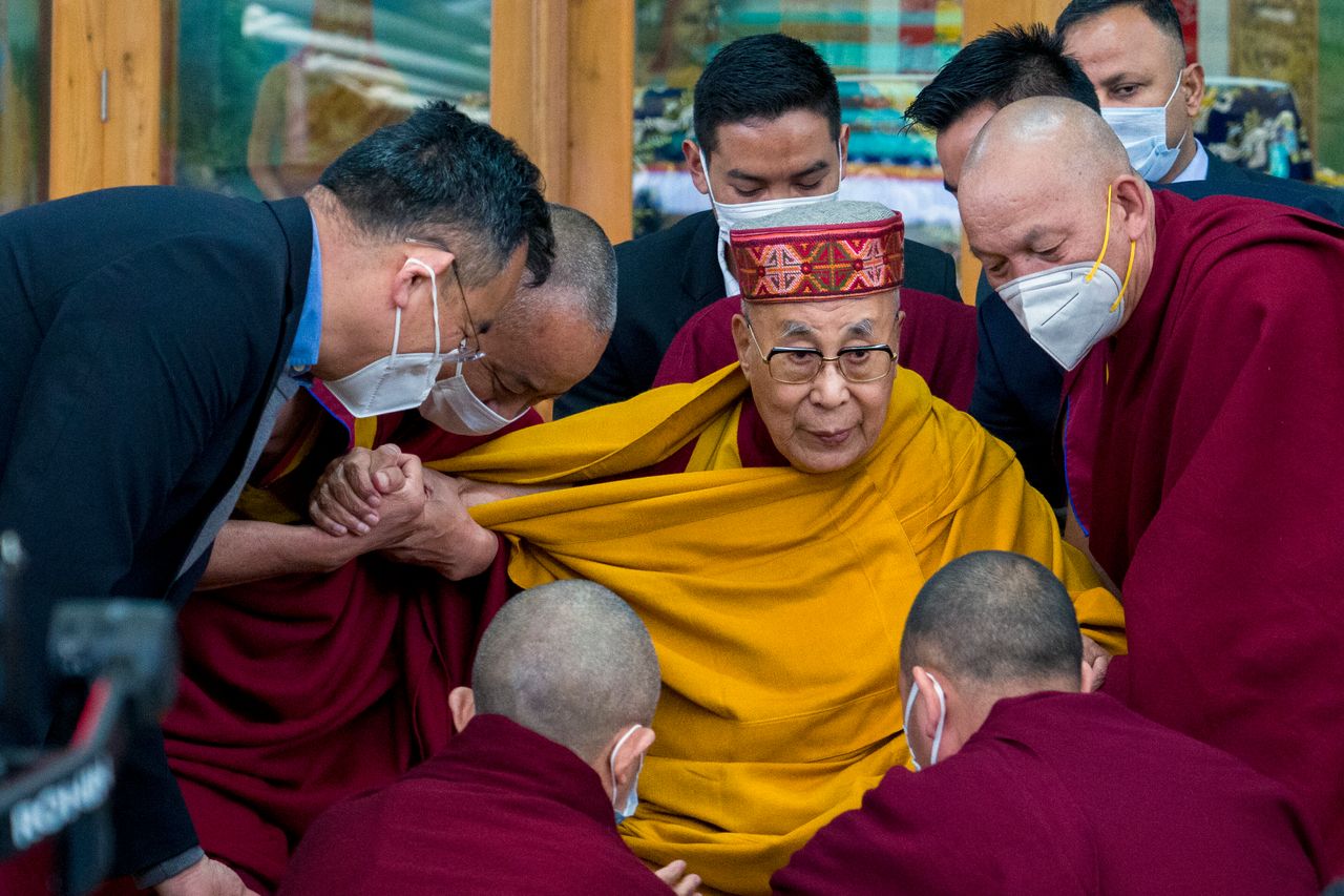 Ο πνευματικός ηγέτης του Θιβέτ, Δαλάι Λάμα, υποβασταζόμενος από καλόγερους μετά την ομιλία του σε μαθητές στον ναό Tsuglakhang, στην Ινδία.