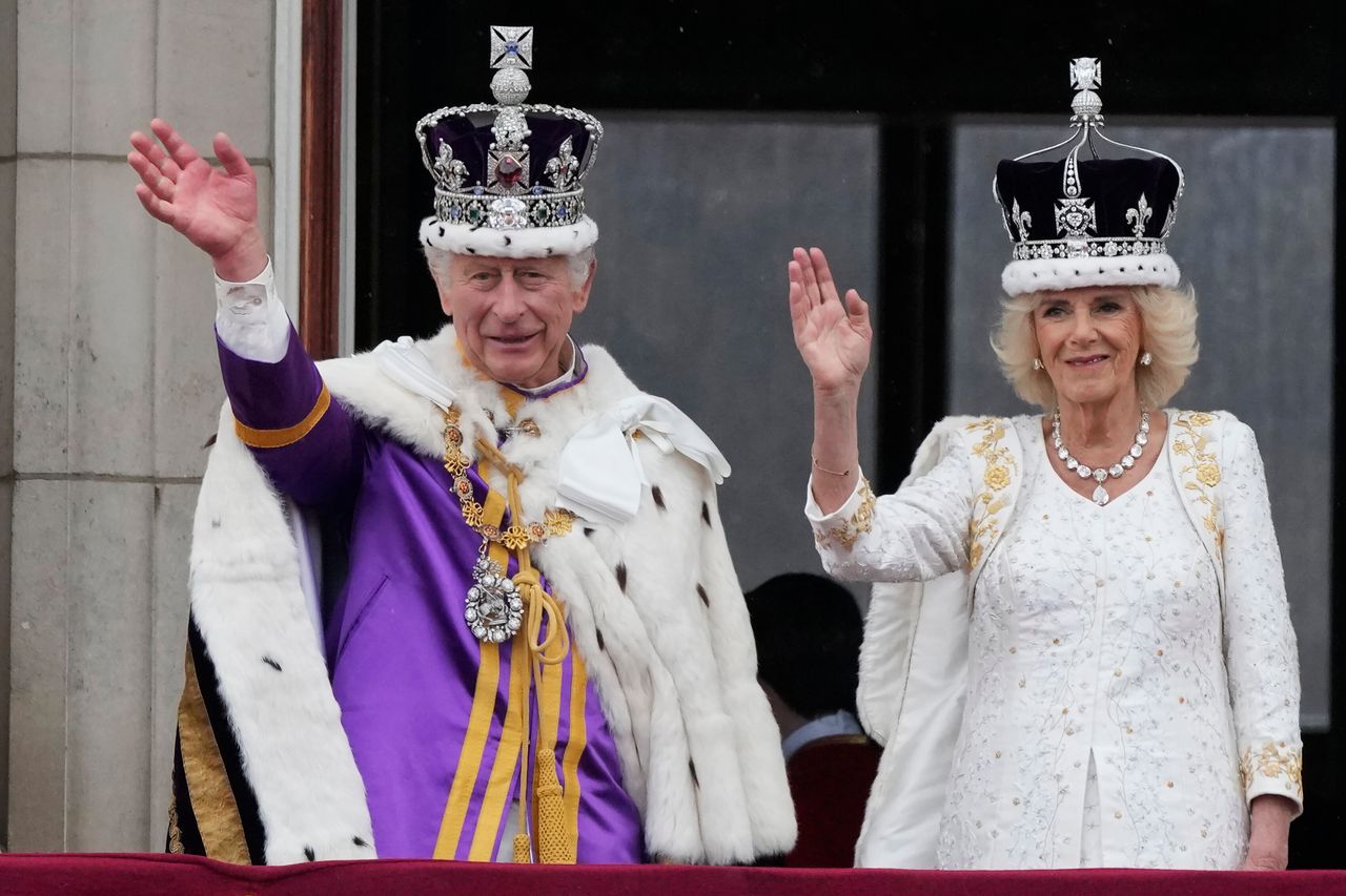 Ο Βασιλιάς Κάρολος Γ΄ και η βασίλισσα Καμίλα χαιρετούν τα πλήθη από το μπαλκόνι των ανακτόρων του Μπάκινγχαμ μετά την τελετή ορκομωσίας τους στο Λονδίνο - Σάββατο, 6 Μαΐου.