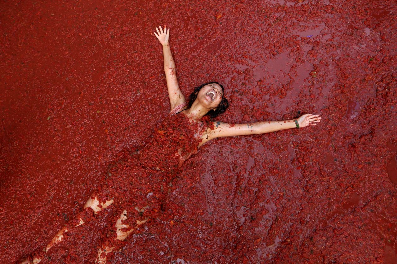 Νεαρή επιπλέει σε «λίμνη» από ντοματοχυμό στο ετήσιο φεστιβάλ Tomatina του χωριού Bunol, κοντά στη Βαλένθια της Ισπανίας.