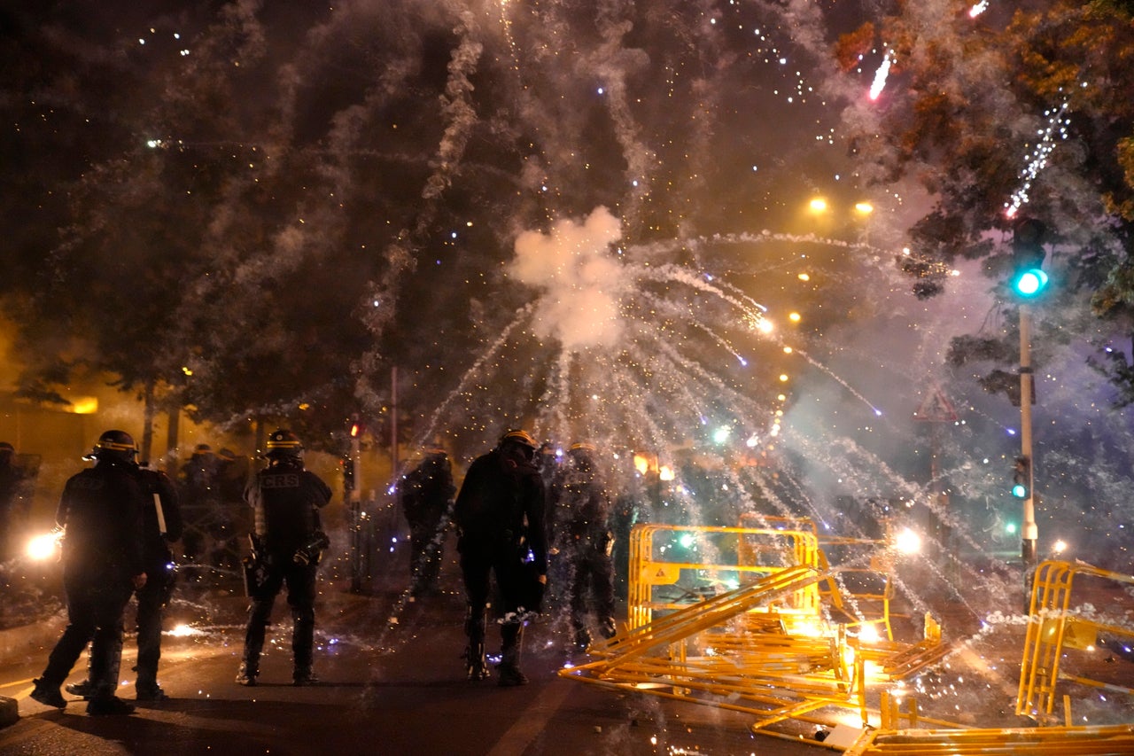 Βίαιες διαδηλώσεις στο Παρίσι και σε όλη τη Γαλλία μετά τον θάνατο του 17χρονου Nahel κατά τη διάρκεια αστυνομικού ελέγχου - 29 Ιουνίου.