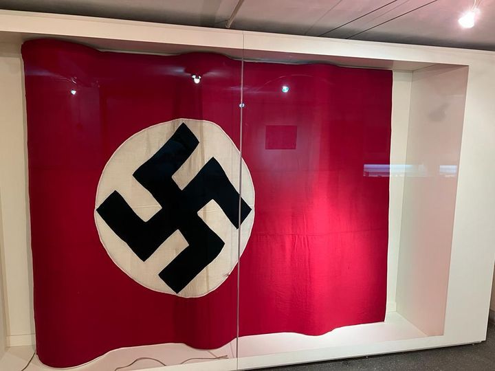 Η ναζιστική σημαία που βρισκόταν εξωτερικά του κτηρίου της οδού Κοραή