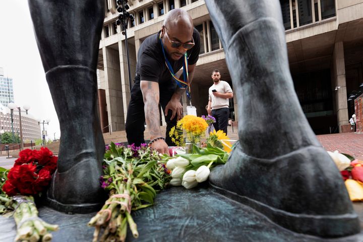 Αφήνοντας λουλούδια στα πόδια του αγάλματος του μεγάλου παίκτη του NBA και ακτιβιστή για τα ανθρώπινα δικαιώματα Bill Russell