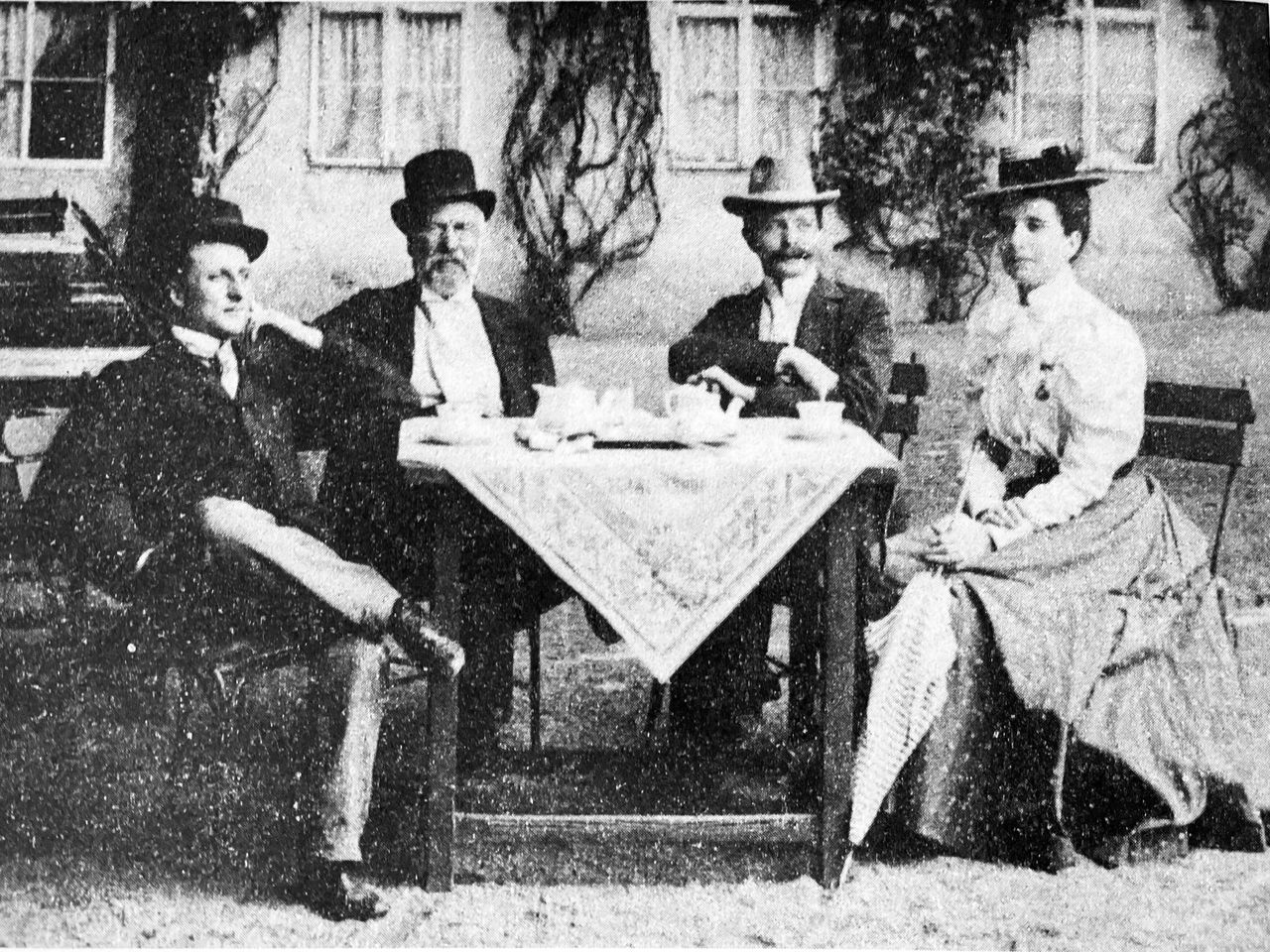 Με τον πατέρα του Στέφανο, την αδελφή του Ιουλία και τον σύζυγό της Γεώργιο Στρέιτ στη λουτρόπολη του Κάρλσμπαντ (1898)