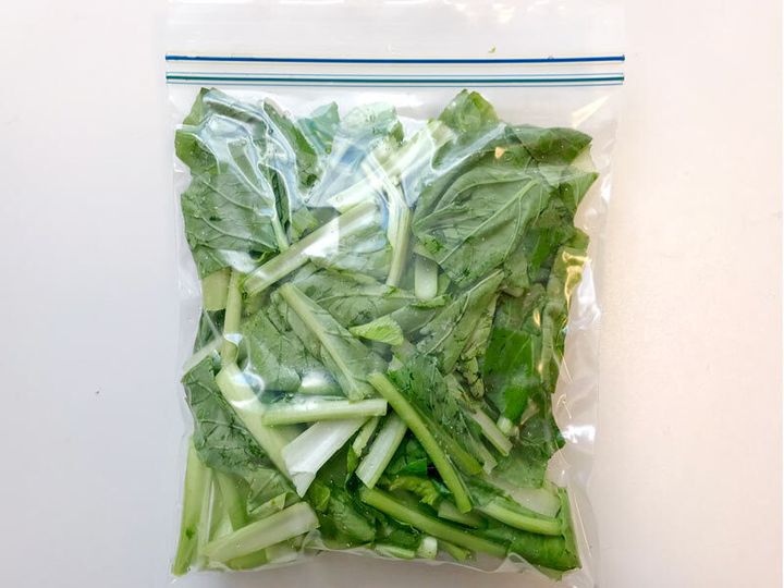 冷凍前に茹でなくても大丈夫？ 旬の小松菜、冷凍保存がオススメの理由