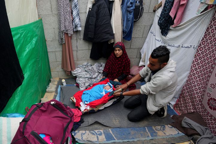 Οικογένεια εκτοπισμών, με μωρό, μένουν έξω από το νοσοκομεία Αλ Ακσά στο Ντεϊρ αλ Μπαλάχ, Γάζα 10 Δεκεμβρίου 2023 