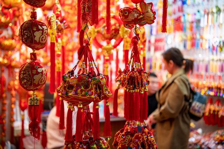 ΚΙΝΑ : Ένας πελάτης επιλέγει διακοσμητικά για το νέο έτος στο Yiwu International Trade City, στις 11 Δεκεμβρίου 2023 στο Jinhua, στην επαρχία Zhejiang της Κίνας. Οι διακοσμήσεις του νέου έτους με θέμα τον δράκο είναι δημοφιλείς στην Κίνα καθώς το 2024 είναι το έτος του Δράκου σύμφωνα με τον κινεζικό ζωδιακό κύκλο. (Photo by Hu Xiaofei/VCG via Getty Images)