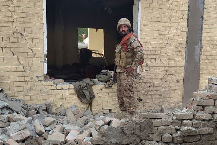 Στρατιωτικός εξετάζει ζημιές στο σημείο βομβιστικής επίθεσης αυτοκτονίας σε κτίριο του στρατού στα περίχωρα στην περιοχή Ντέρα Ισμαήλ Χαν (Πακιστάν, 12/12/2023) 