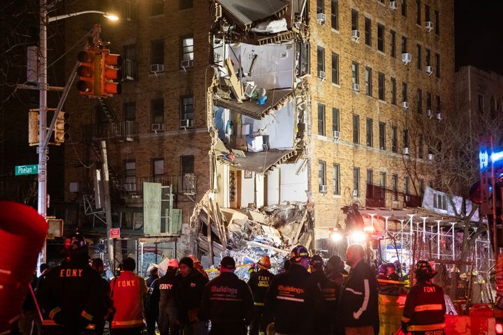 Νέα Υόρκη - 11 ΔΕΚΕΜΒΡΙΟΥ: Αστυνομία και διασώστες εργάζονται στον χώρο ενός κτιρίου κατοικιών που κατέρρευσε μερικώς στην πόλη της Νέας Υόρκης. Τμήμα επταώροφου κτιρίου κατοικιών στο Μπρονξ κατέρρευσε το απόγευμα της 11ης Δεκεμβρίου. (Photo by Liao Pan/China News Service/VCG via Getty Images)