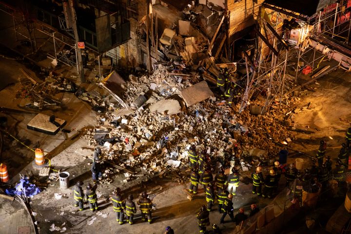Οι διασώστες εργάζονται στη σκηνή ενός κτιρίου που κατέρρευσε στο Μπρονξ της Νέας Υόρκης, Δευτέρα, 11 Δεκεμβρίου 2023. (AP Photo/Yuki Iwamura)