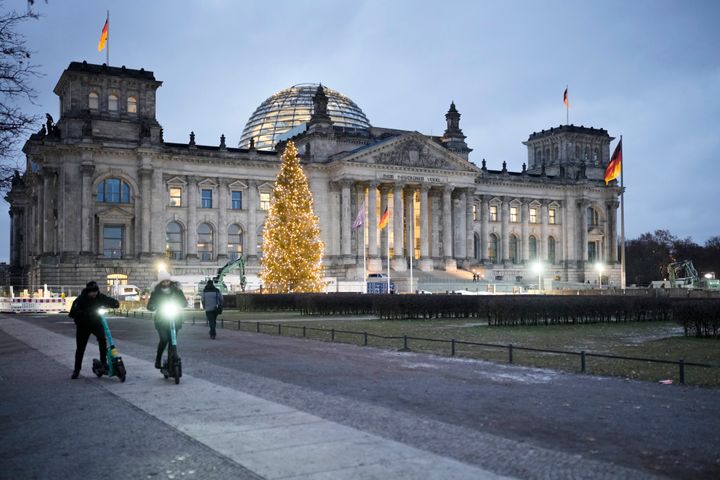 Το κτίριο του Ράιχσταγκ με το γερμανικό κοινοβούλιο Bundestag φωτίζεται στο Βερολίνο, Γερμανία, Δευτέρα 12 Δεκεμβρίου 2022.