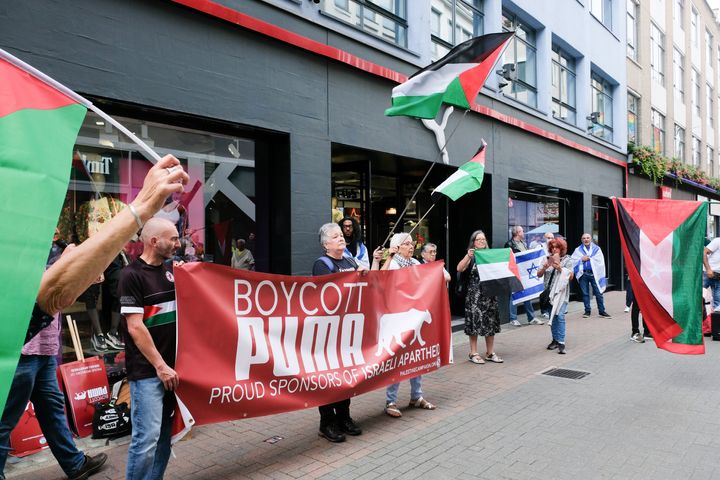 ロンドンのプーマショップの前で、サッカー・イスラエル代表とのスポンサー契約に抗議する人たち（2021年9月18日）