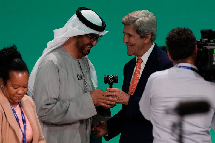 Il presidente della COP28 Sultan al Jaber e John Kerry, inviato speciale presidenziale degli Stati Uniti per il clima, parlano al termine del vertice COP28 delle Nazioni Unite sul clima.