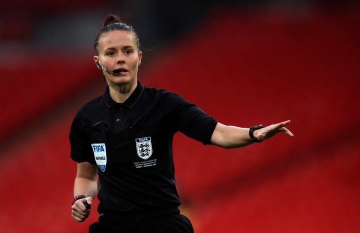 Η διαιτητής Rebecca Welch δίνει οδηγίες κατά τη διάρκεια του τελικού αγώνα ποδοσφαίρου του Κυπέλλου Αγγλίας γυναικών μεταξύ της Έβερτον και της Μάντσεστερ Σίτι στο στάδιο Γουέμπλεϊ στο Λονδίνο, Κυριακή, 1 Νοεμβρίου 2020. (Adam Davy/Pool via AP)