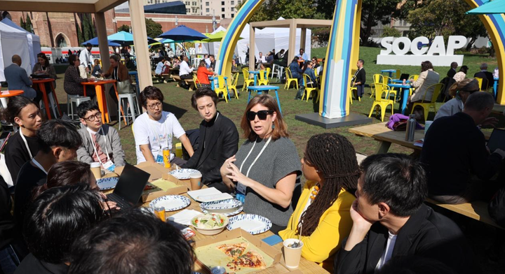 Membros do J-StarX conversando com Sarah Schwimmer do B Lab.