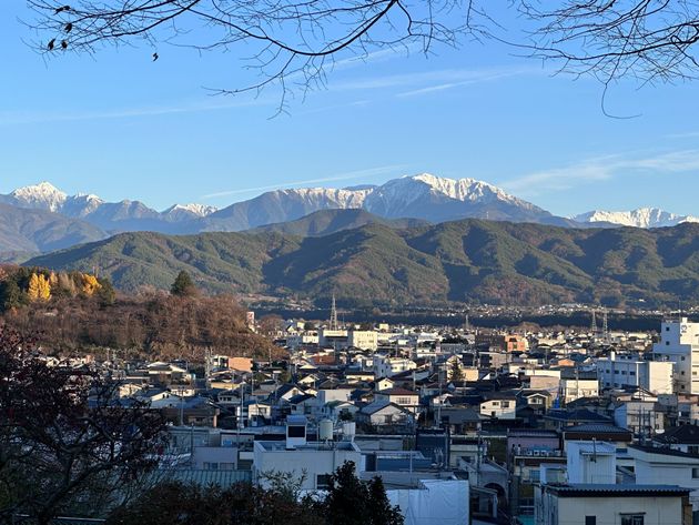 小学校から見える街並みとアルプス