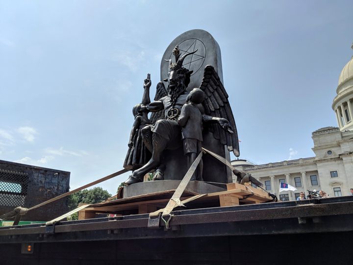 サタニック・テンプルがアーカンソー州議会議事堂へ設置しようとしたバフォメット像（2018年8月16日）