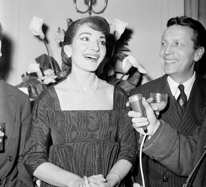 Λίγες ώρες μετά την άφιξή της στο Παρίσι, στις 16 Δεκεμβρίου 1958, η Μαρία Κάλλας δίνει συνέντευξη Τύπου στο διαμέρισμά της, στην Place Vendome. Δεξιά, ο γενικός γραμματέας της Όπερας του Παρισιού, Robert Favre Le Bret. Την επομένη, 19 Δεκεμβρίου, η Κάλλας θα τραγουδούσε στο Μεγάλο Γκαλά στην Όπερα του Παρισιού. (AP Photo)
