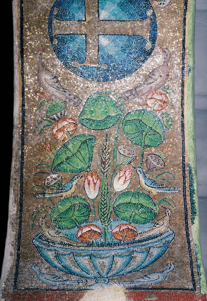 ΕΛΛΑΔΑ - 24 ΑΥΓΟΥΣΤΟΥ: Λουλούδια και πουλιά, ψηφιδωτό στην παλαιοχριστιανική εκκλησία της Παναγίας Αχειροποίητου, που ονομάζεται επίσης Αχειροποίητος (που δεν δημιουργήθηκε από ανθρώπινο χέρι), Θεσσαλονίκη, Κεντρική Μακεδονία. Ελλάδα, 5ος αιώνας.