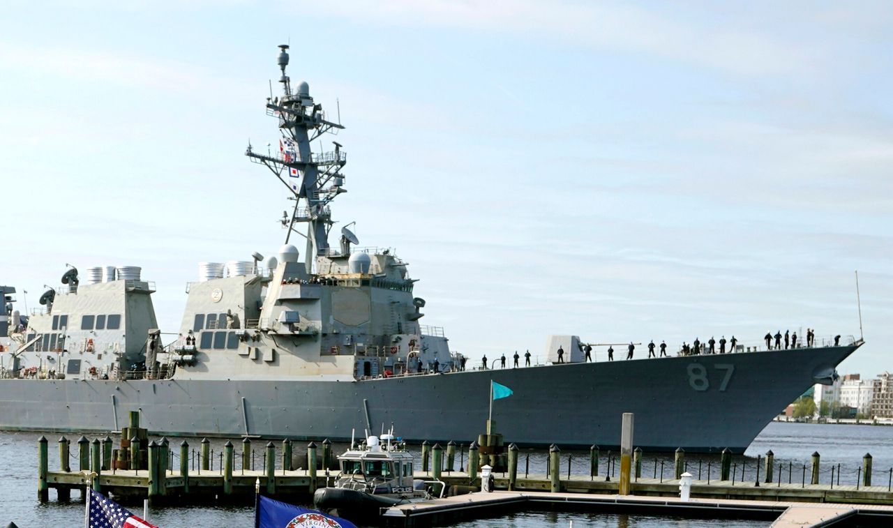 Αρχείο - Το USS Mason, ένα αντιτορπιλικό κλάσης Arleigh Burke, σε αποβάθρα στο Norfolk, 8 Απριλίου 2021. Αξιωματούχοι είπαν ότι το USS Mason κατέρριψε ένα ύποπτο drone των Χούθι που πετούσε προς την κατεύθυνσή του κατά τη διάρκεια ενός περιστατικού στο οποίο εκτοξεύτηκαν δύο πύραυλοι από το έδαφος που κατείχαν οι αντάρτες Χούθι της Υεμένης. (AP Photo/Steve Helber)
