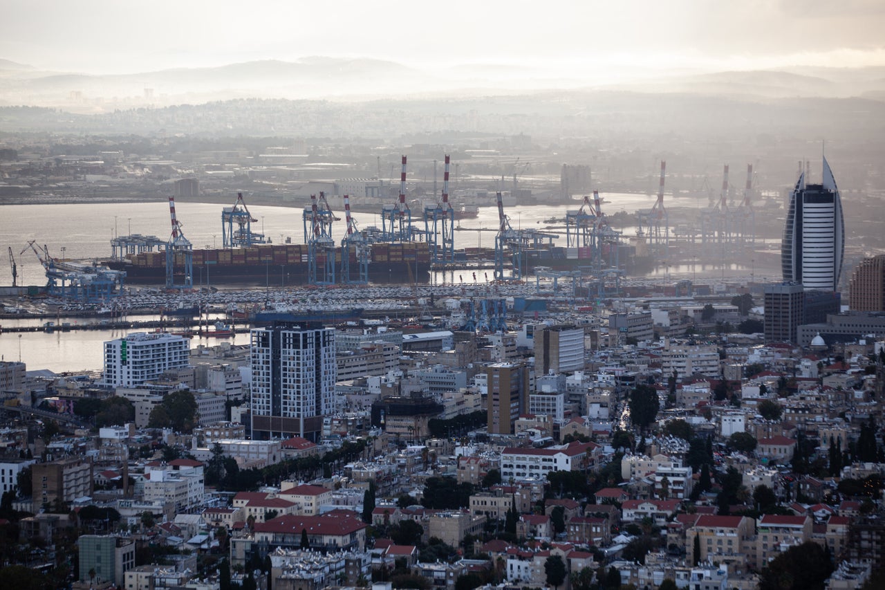 Φορτηγά πλοία φαίνονται στο εμπορικό λιμάνι της Χάιφα του Ισραήλ στη Μεσόγειο Θάλασσα στις 13 Δεκεμβρίου 2023. Σε ένδειξη αλληλεγγύης με τους Παλαιστίνιους στη Γάζα, οι Χούθι της Υεμένης προειδοποιούν ότι θα στοχοποιήσουν φορτηγά πλοία που πλέουν μέσω της Ερυθράς Θάλασσας, εάν κατευθύνονται προς ισραηλινά λιμάνια - ανεξάρτητα από την εθνικότητα τους. (Photo by Mati Milstein/NurPhoto via Getty Images)