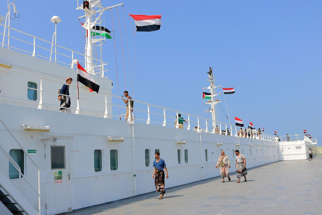 Μια φωτογραφία που τραβήχτηκε κατά τη διάρκεια μιας οργανωμένης επίσκεψης από τους αντάρτες Χούθι της Υεμένης (επί του πλοίου) στις 22 Νοεμβρίου 2023 δείχνει το φορτηγό πλοίο Galaxy Leader, που κατασχέθηκε από μαχητές των Χούθι δύο ημέρες νωρίτερα, ελλιμενισμένο σε λιμάνι στην Ερυθρά Θάλασσα στην επαρχία Χοντέιντα της Υεμένης. (Photo by AFP) (Photo by -/AFP via Getty Images)