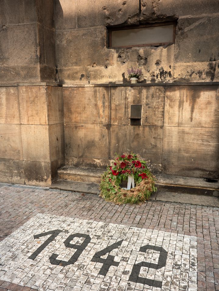 Πράγα, Καθεδρικός ναός Κύριλλου και Μεθόδιου. Το σημείο όπου 7 Τσέχοι αλεξιπτωτιστές, μέλη της αντίστασης, εκτελέστηκαν από τους Ναζί το 1942. Τα ίχνη από τις σφαίρες παραμένουν εμφανή.