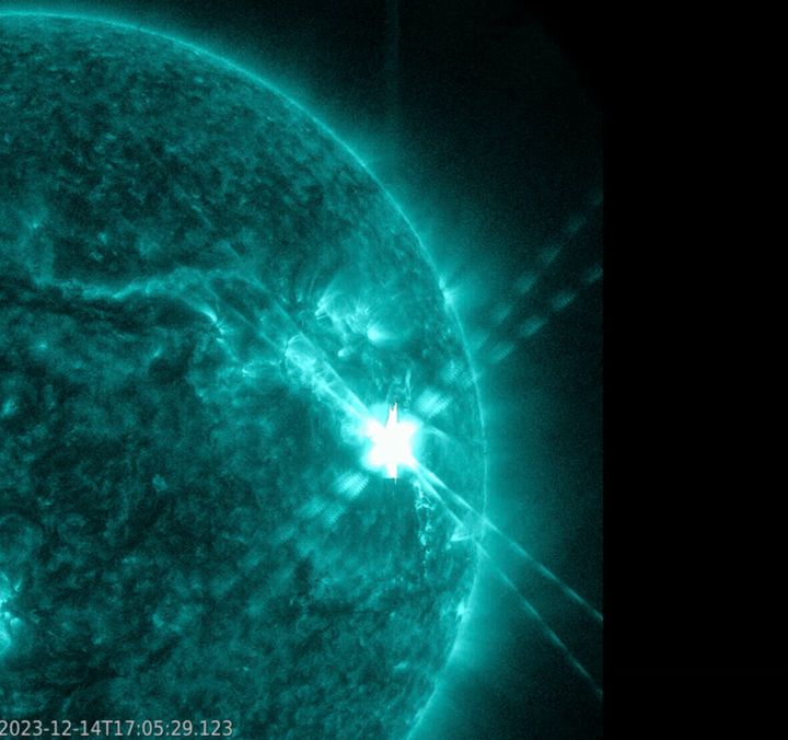 Αυτή η φωτογραφία που παραχωρήθηκε από το Παρατηρητήριο Ηλιακής Δυναμικής της NASA κατέγραψε αυτή την εικόνα μιας ηλιακής έκλαμψης, όπως φαίνεται στη φωτεινή λάμψη πάνω δεξιά, την Πέμπτη 14 Δεκεμβρίου 2023. Ο ήλιος εξέπεμψε την τεράστια έκλαμψη το μεσημέρι της Πέμπτης, με αποτέλεσμα να προκαλέσει δύο ώρες ραδιοφωνικών παρεμβολών στις ΗΠΑ και σε άλλα μέρη του κόσμου.