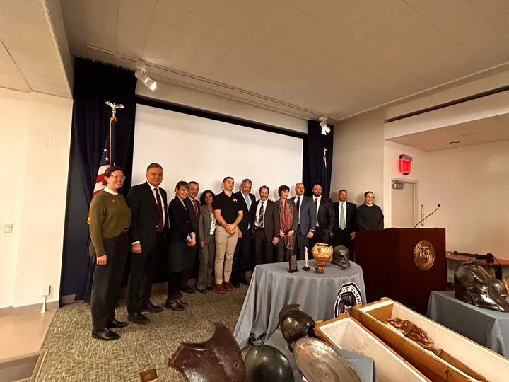 Η Αμερικάνικη ομάδα δίωξης της Γενικής Εισαγγελίας Νέας Υόρκης και η ελληνική ομάδα παραλαβής των 30 αρχαιοτήτων