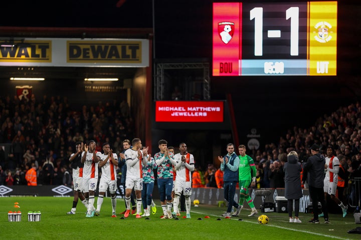 Οι παίκτες της Luton Town χειροκροτούν τους οπαδούς μετά τη διακοπή του αγώνα, αφού ο συμπαίκτης τους Tom Lockyer χρειάστηκε μακρά ιατρική περίθαλψη πριν αποχωρήσει με φορείο κατά τη διάρκεια του αγώνα της Premier League μεταξύ της AFC Bournemouth και της Luton Town στο Vitality Stadium στις 16 Δεκεμβρίου 2023 στο Bournemouth της Αγγλίας.