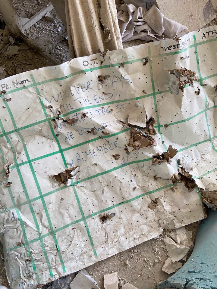 攻撃された病院に書き残されていた医師からのメッセージ。