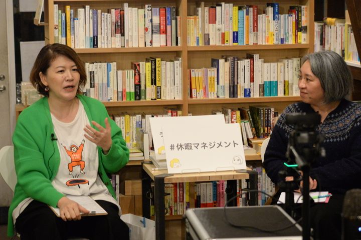 会場に集まったお客さんを前に語り合うハラユキさん（左）と高崎順子さん