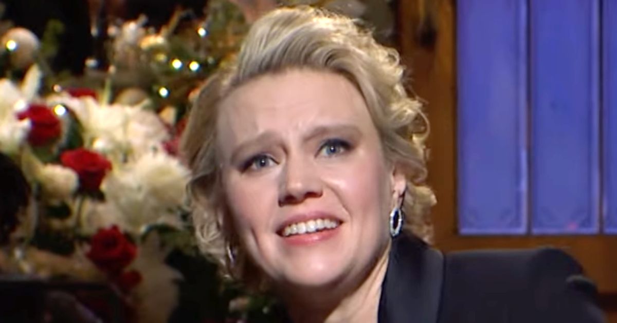 Kate McKinnon Comes 'Home For Christmas' With Surprise Guests In 'SNL' Monologue