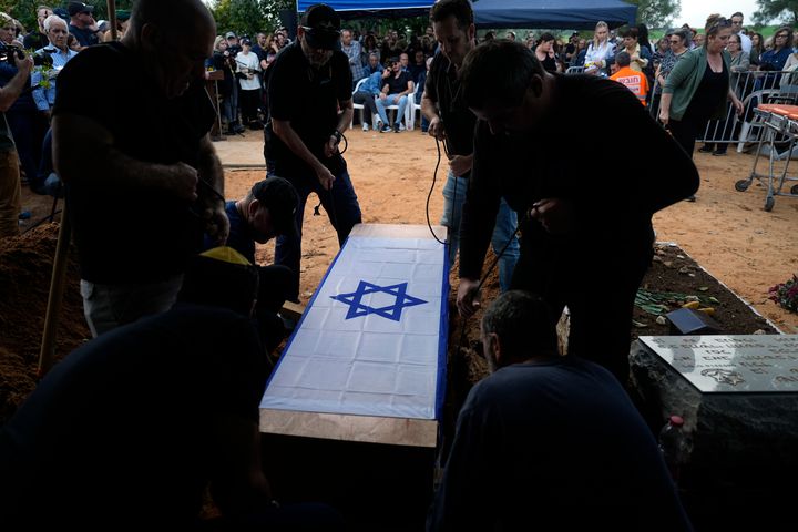 イスラエル兵に殺害され、埋葬されるアロン・シャムリズ氏の棺（2023年12月17日）