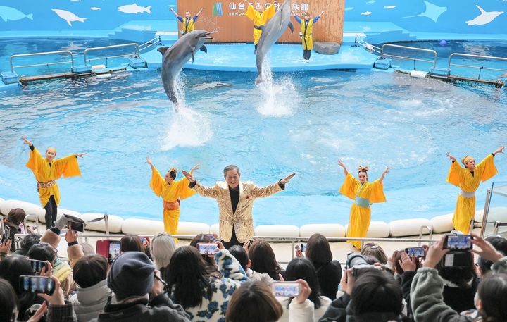 イルカと一緒に「マツケンサンバⅡ」を踊る松平健さん（中央）