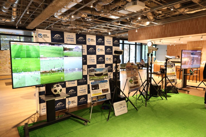 「STADIUM TUBE」の展示。AIカメラが180度のパノラマ映像を自動撮影、配信する